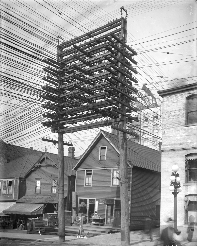 Illustration for article titled Photos from the Days When Thousands of Cables Crowded the Skies